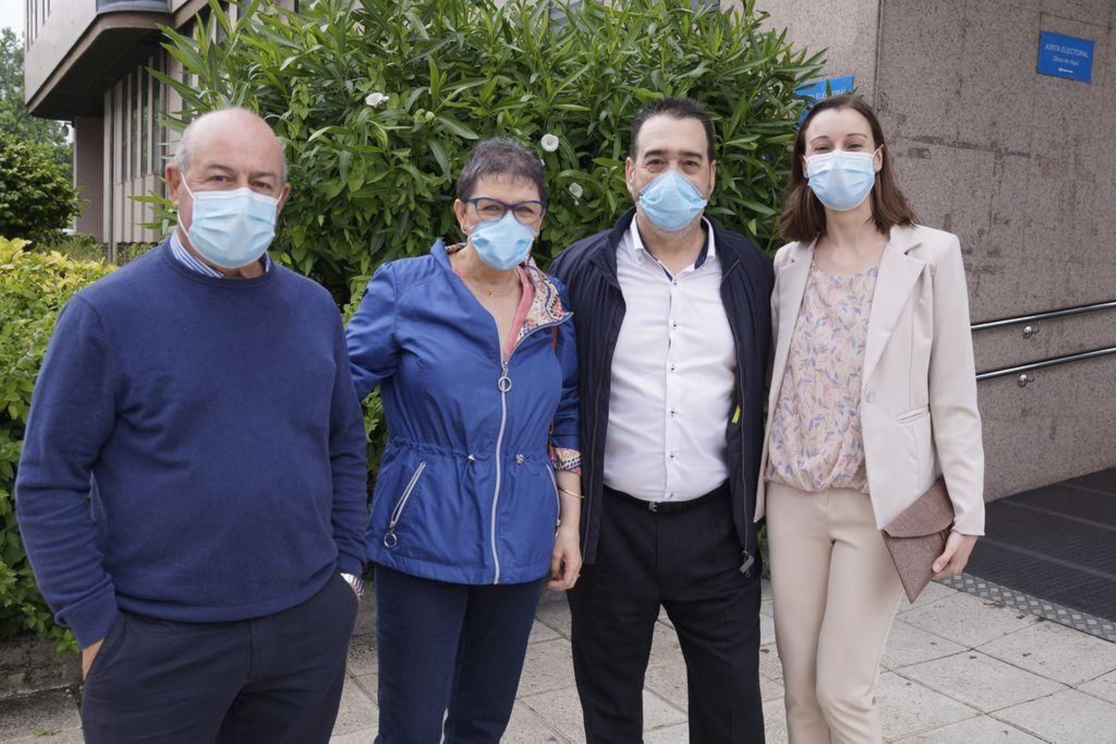 Elena y Jorge (en el centro) junto a los dos testigos tras finalizar la ceremonia en los juzgados.