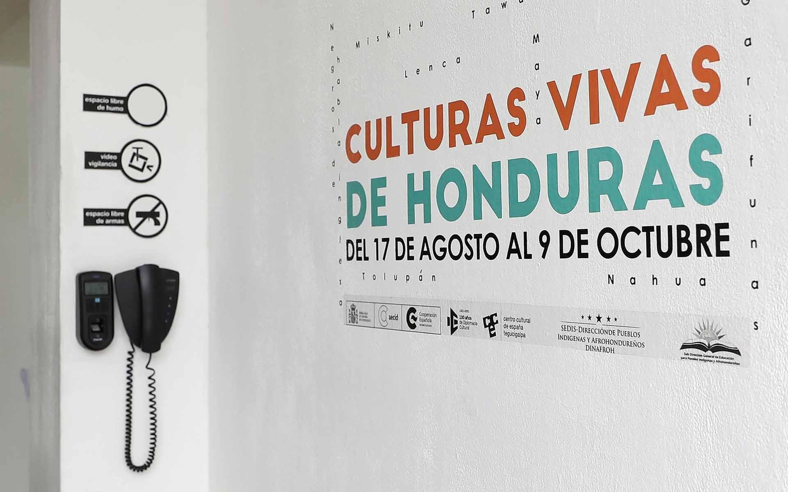 Fotografía a una pared pintada que promociona la Exposición Culturas vivas de Honduras hoy, en el Centro Cultural de España en Tegucigalpa (Honduras). EFE/Gustavo Amador
