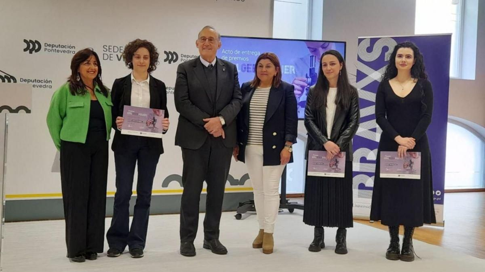 Águeda Gómez, Verónica Laíño, Manuel Reigosa, Sandra Bastos, iria Ollero y Antía Álvarez, ayer.