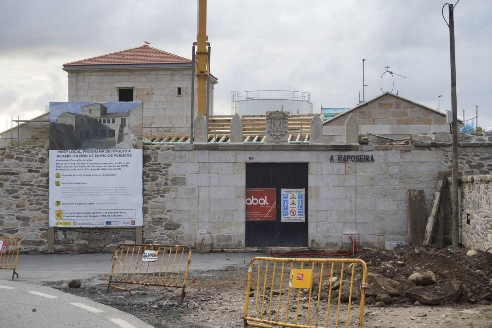 La entrada al pazo de A Raposeira, con el escudo de la familia Montenegro.