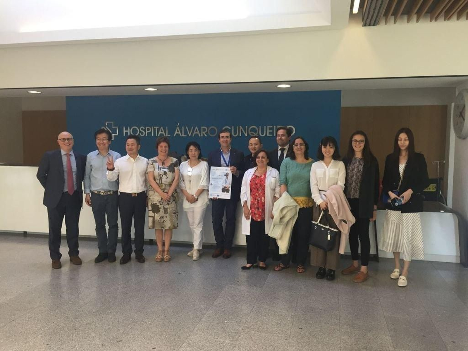 La delegación china, ayer en el vestíbulo del hospital Álvaro Cunqueiro con representantes del Sergas.