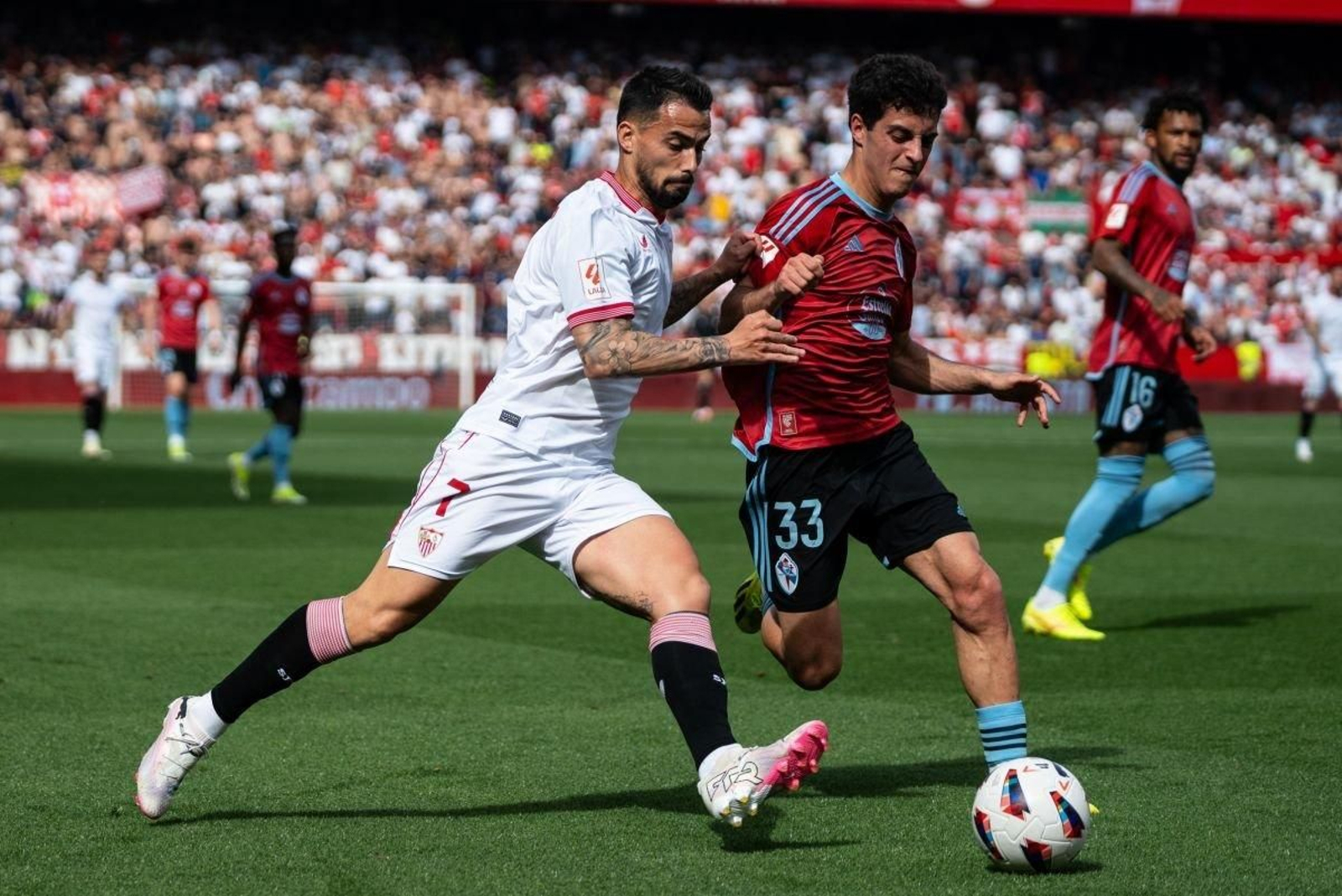 Hugo Álvarez alcanza el balón ante la presión de Suso, del Sevilla.