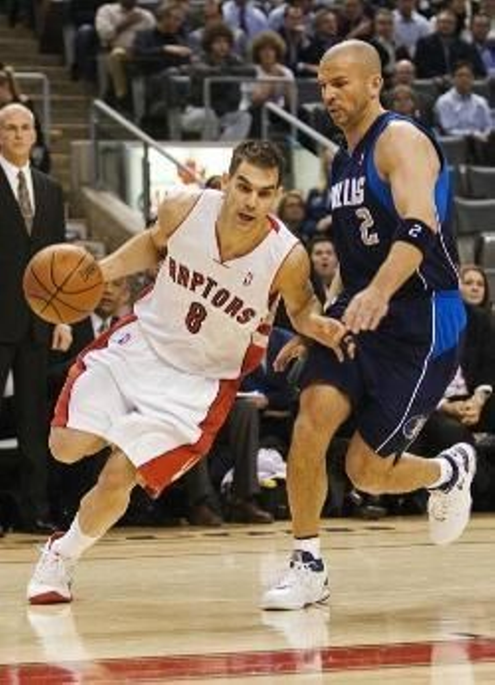 Calderón se escapa con el balón, ante la presión de un rival.