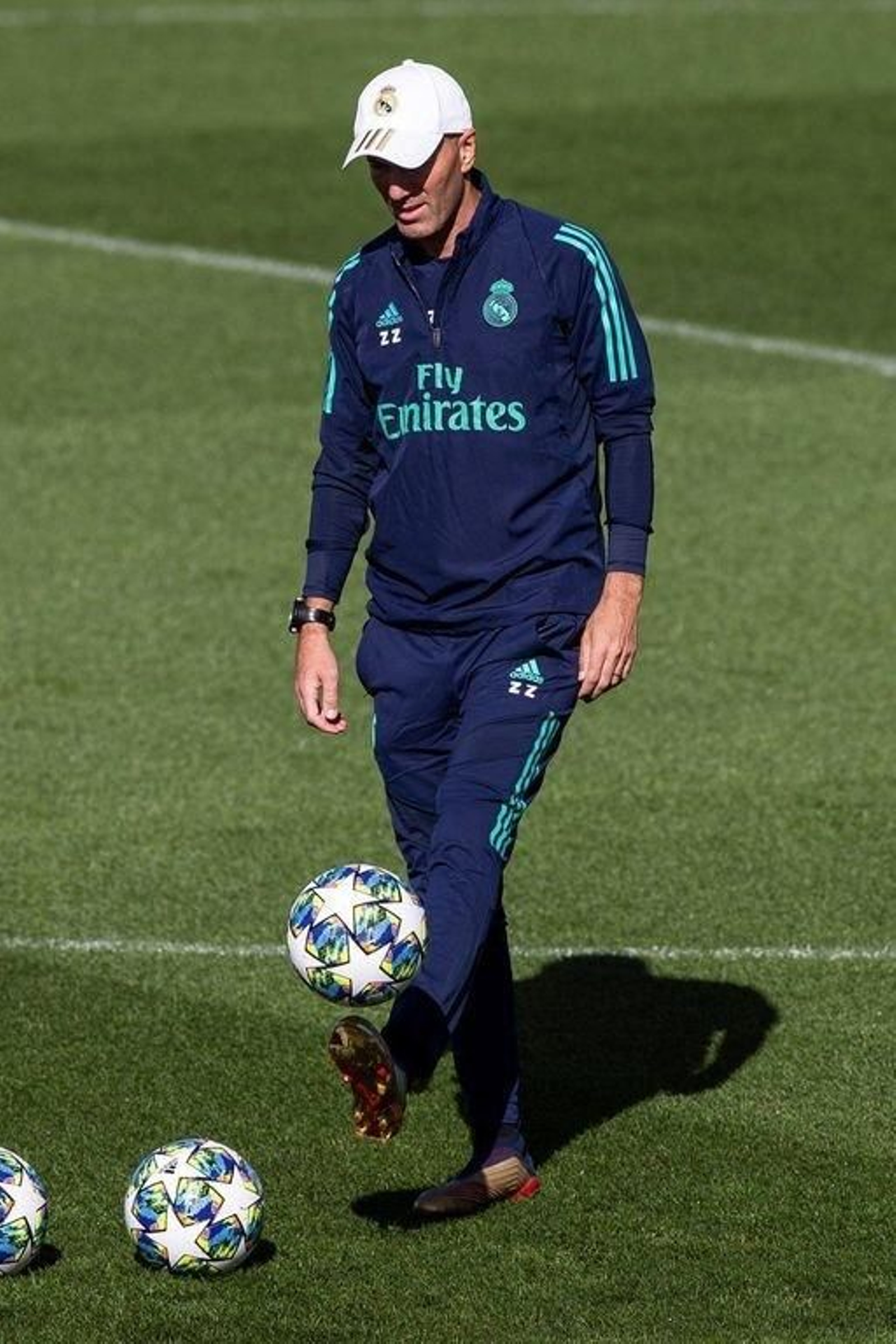 Zidane, con el balón, en un entrenamiento del Real Madrid.