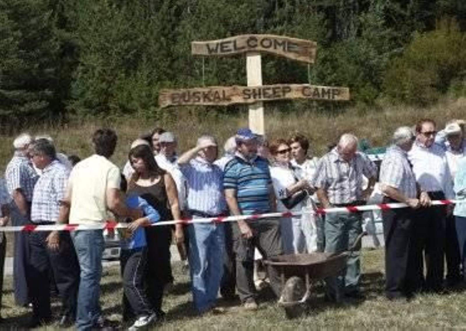 El campamento de pastores que se instaló en el Ayuntamiento de Esteribar estuvo ambientado con carteles de madera.