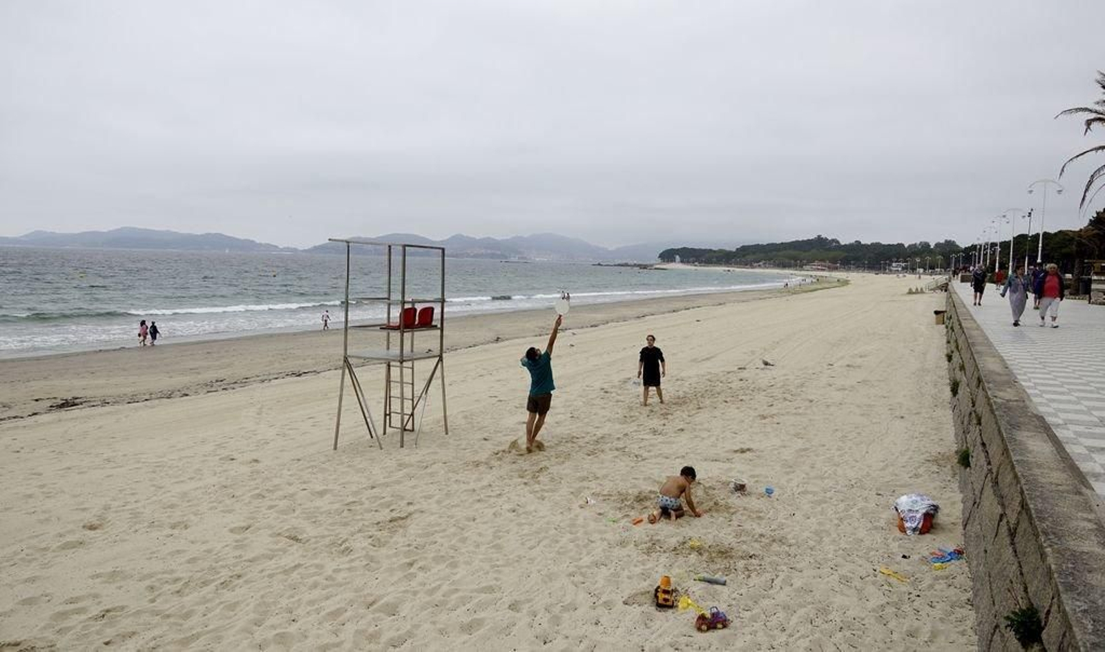 La playa de Samil, ayer, 29 de junio, de nuevo vacía. La ola de calor no llegó a Galicia pero tampoco las lluvias, muy escasas.