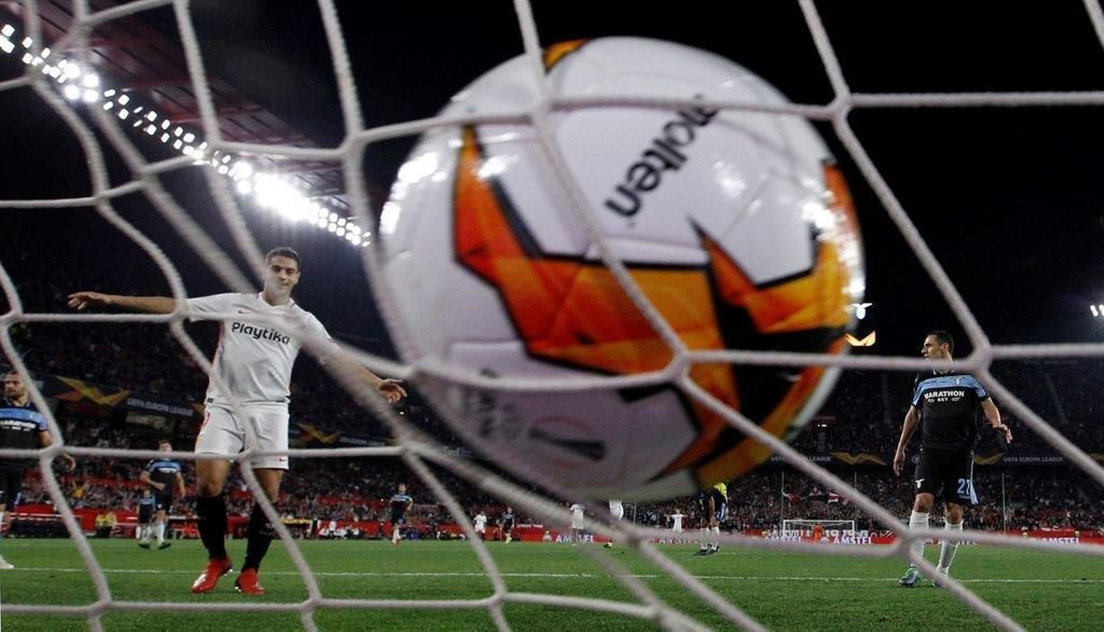 Ben Yedder celebra uno de los goles del Sevilla ayer.