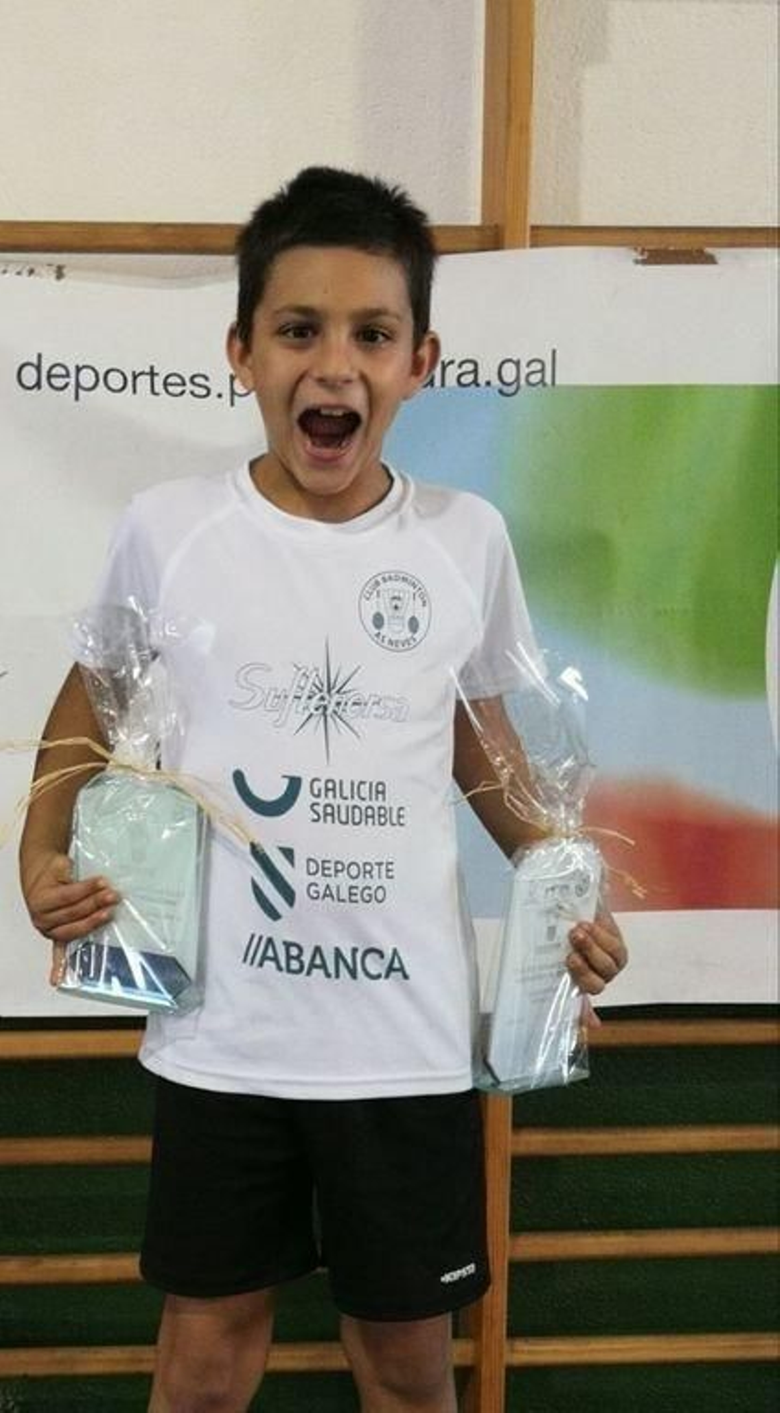 Este joven campeón ponteareano, Íker Rodríguez, adora el Bádminton. Siente verdadera pasión por este deporte en el que, a sus 10 años despunta ya. Lleva tres jugando. Ahora en las filas del Club Bádminton As Neves. Entrena tres días a la sema