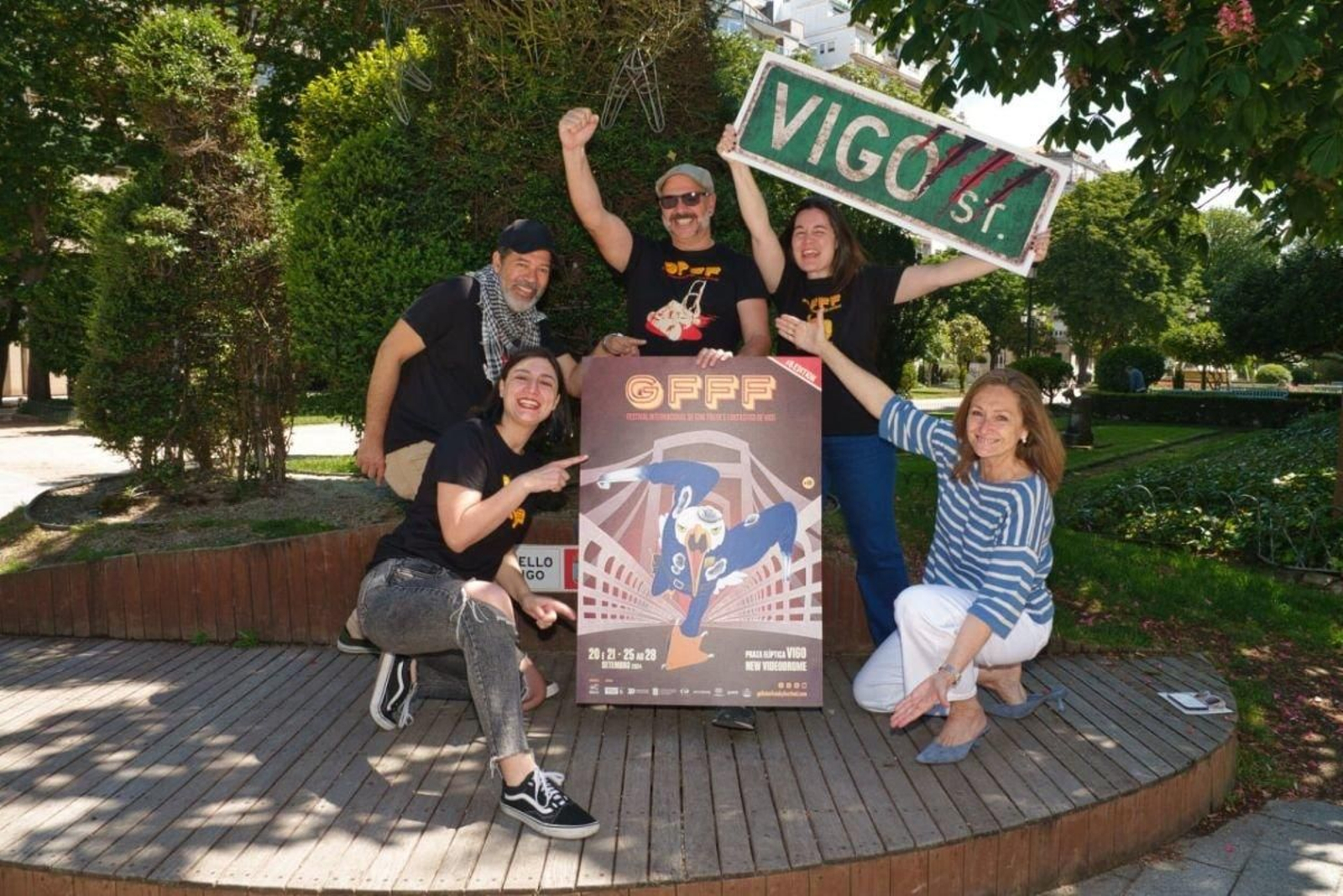 A directiva do Galician Freaky Film Festival, xunto coa vicepresidenta Luisa Sánchez, mosando o novo cartel.