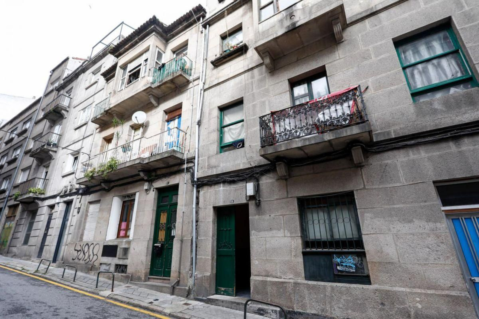 Los dos edificios que se ordenó desalojar en la calle Fisterra.