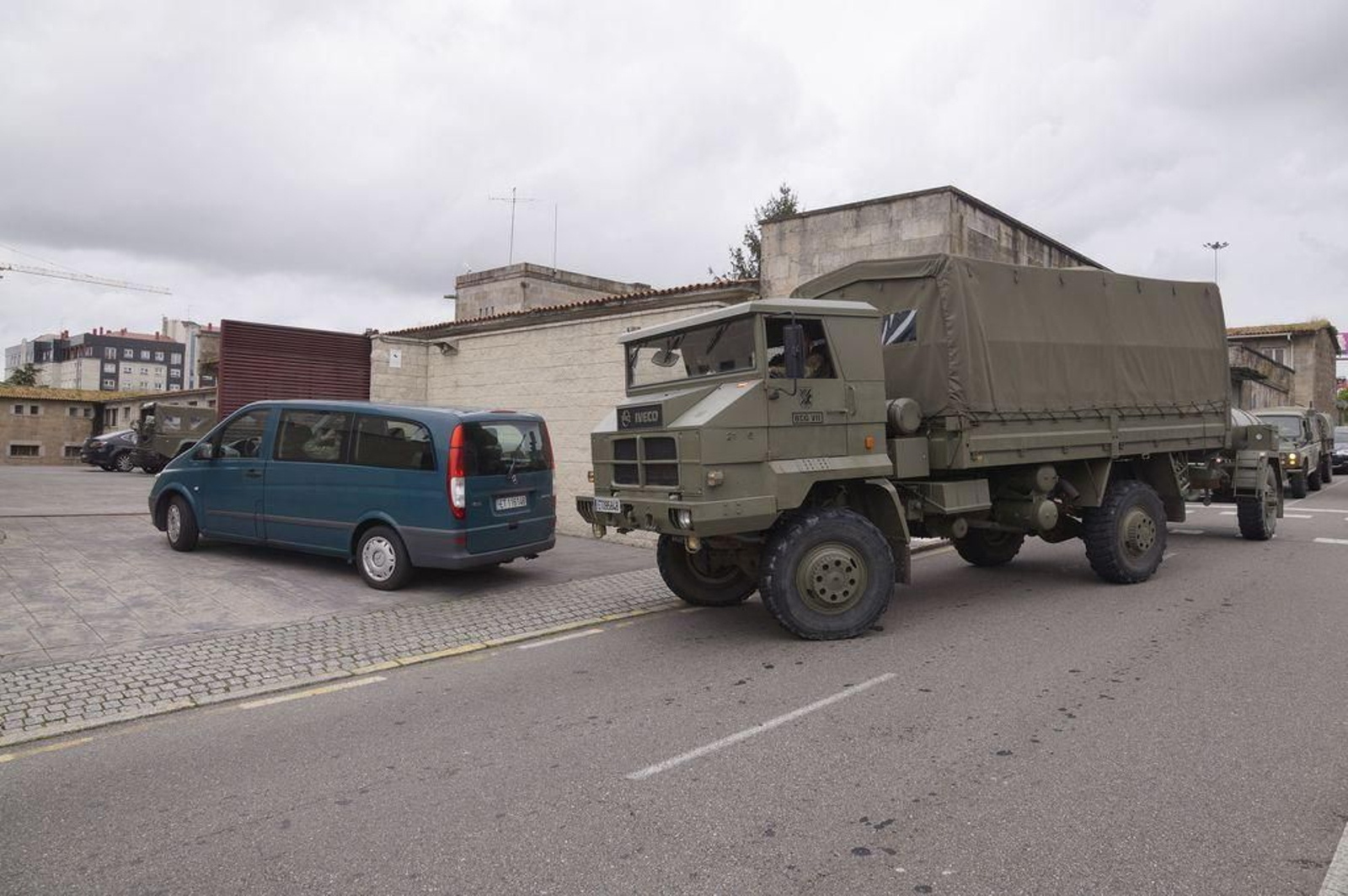 La Brilat accediendo ayer al centro de inserción laboral Carmen Avendaño en la avenida de Madrid.