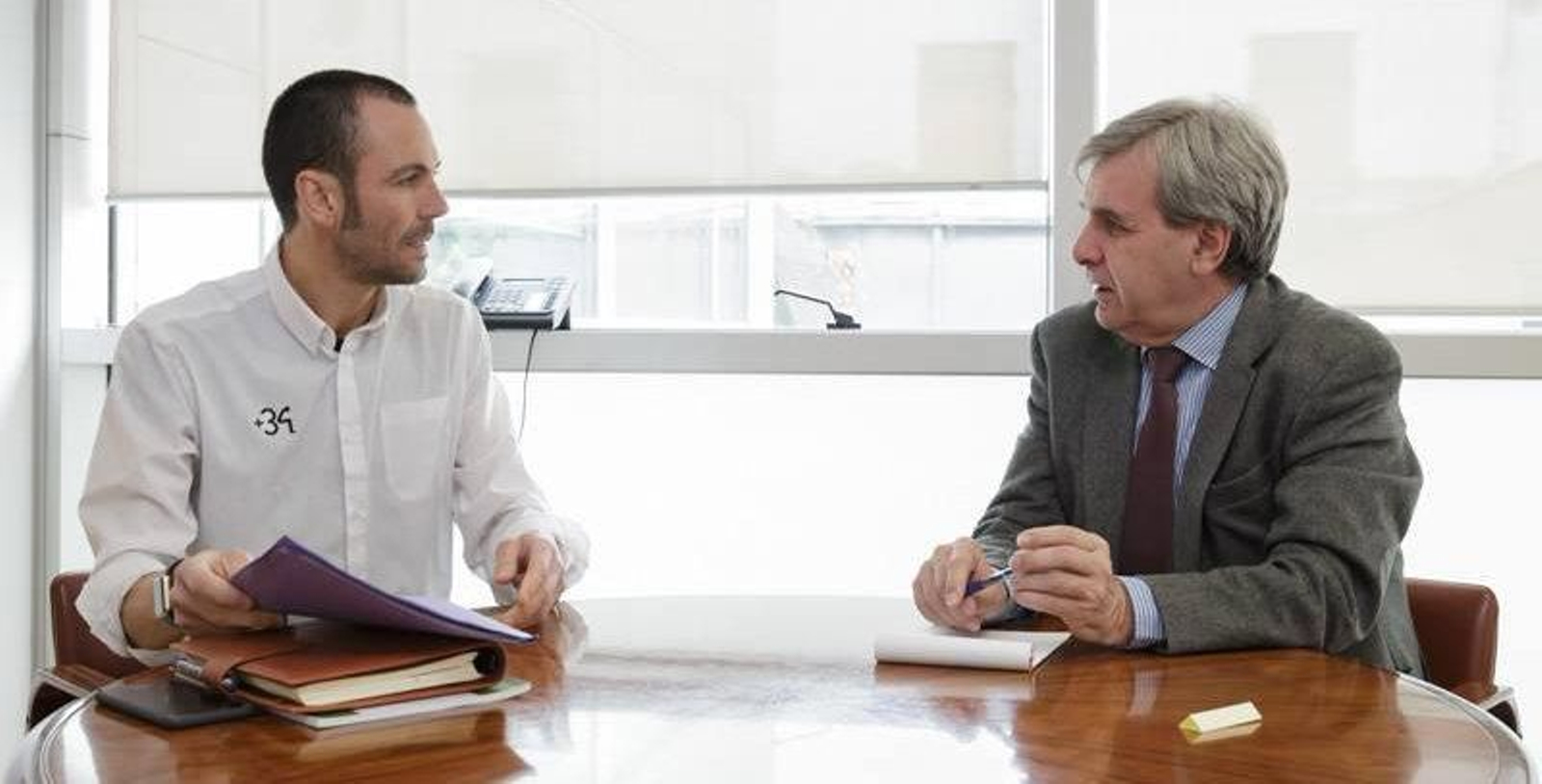 El consejero de Presidencia y el director de la Fundación +34 abordan la situación de los cántabros que se encuentran en cárceles extranjeras