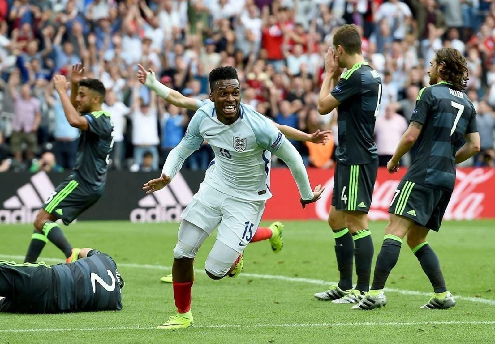 Sturridge celebra el gol de la victoria inglesa ante Gales.