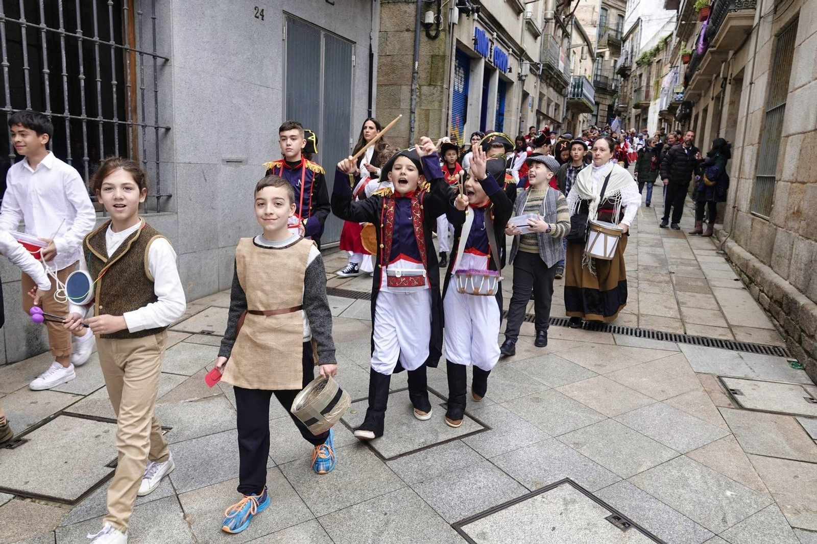 Niños celebrando la Reconquistiña por el Casco Vello.