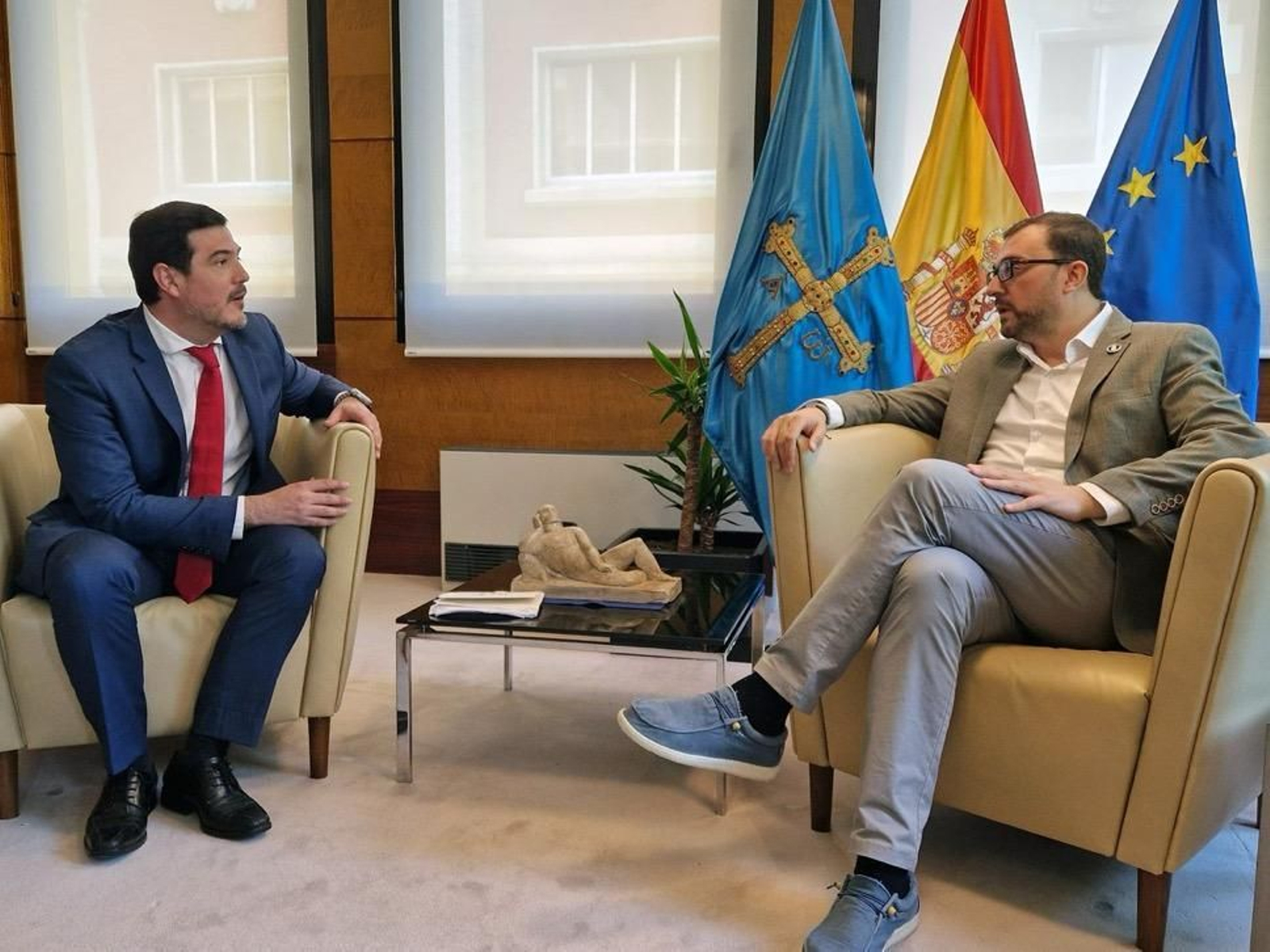 El portavoz de CeDEU, Juan Manuel de Hoz, durante una reunión con el presidente del Principado, Adrián Barbón, el pasado verano.