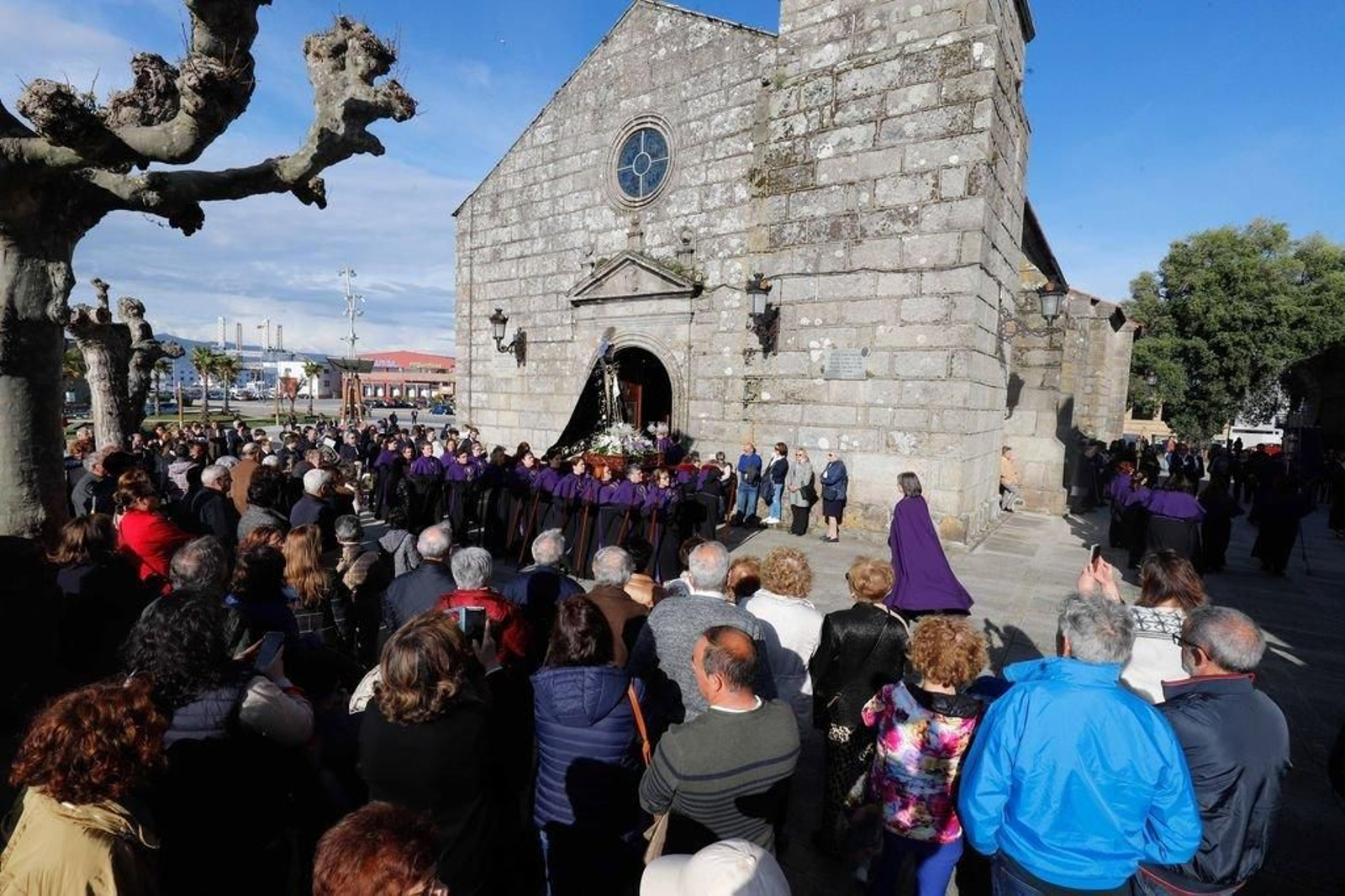 En Bouzas unos sesenta cofrades portearon las dos imágenes de la parroquia.