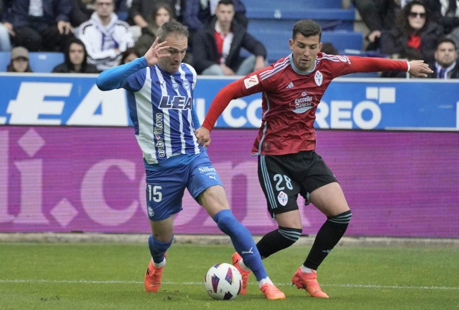 Kike García controla el balón ante la presencia del canterano celeste Carlos Domínguez, que volvió a ser titular.