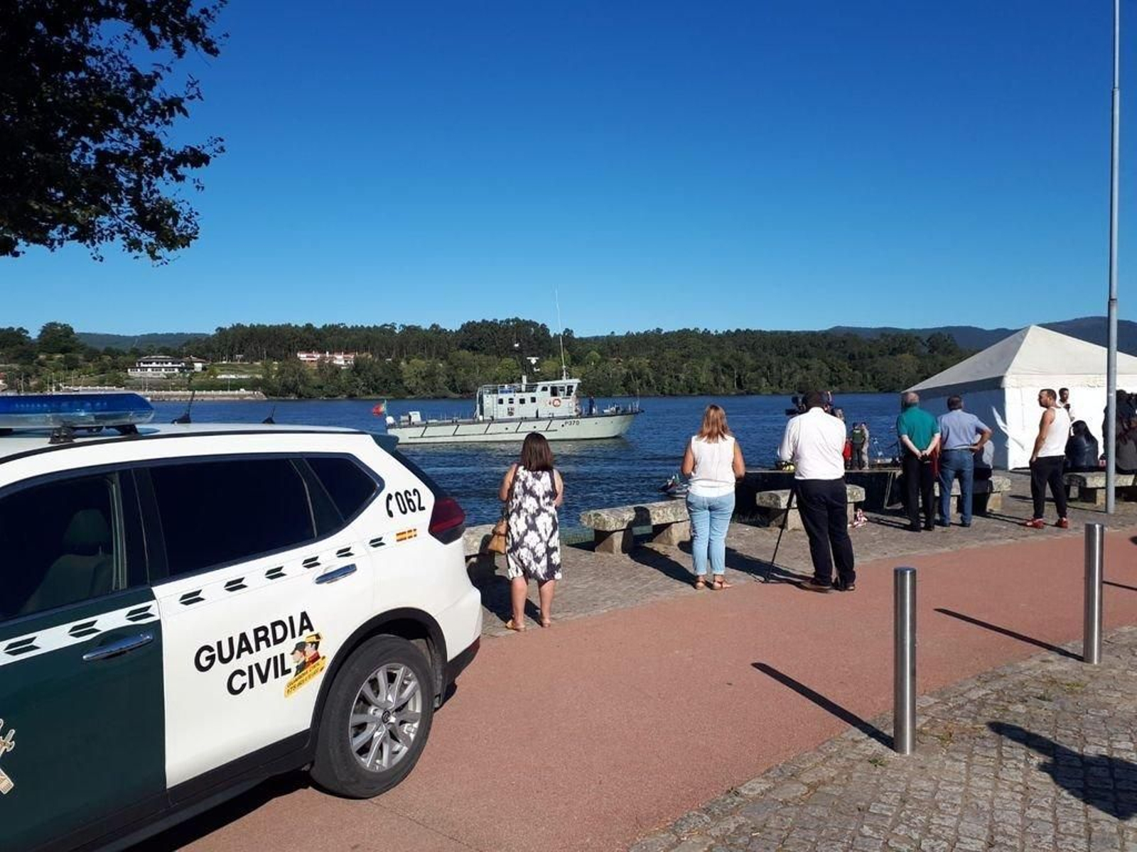 El operativo e búsqueda congregó a algunos curiosos en la zona donde se montó el centro de operaciones.