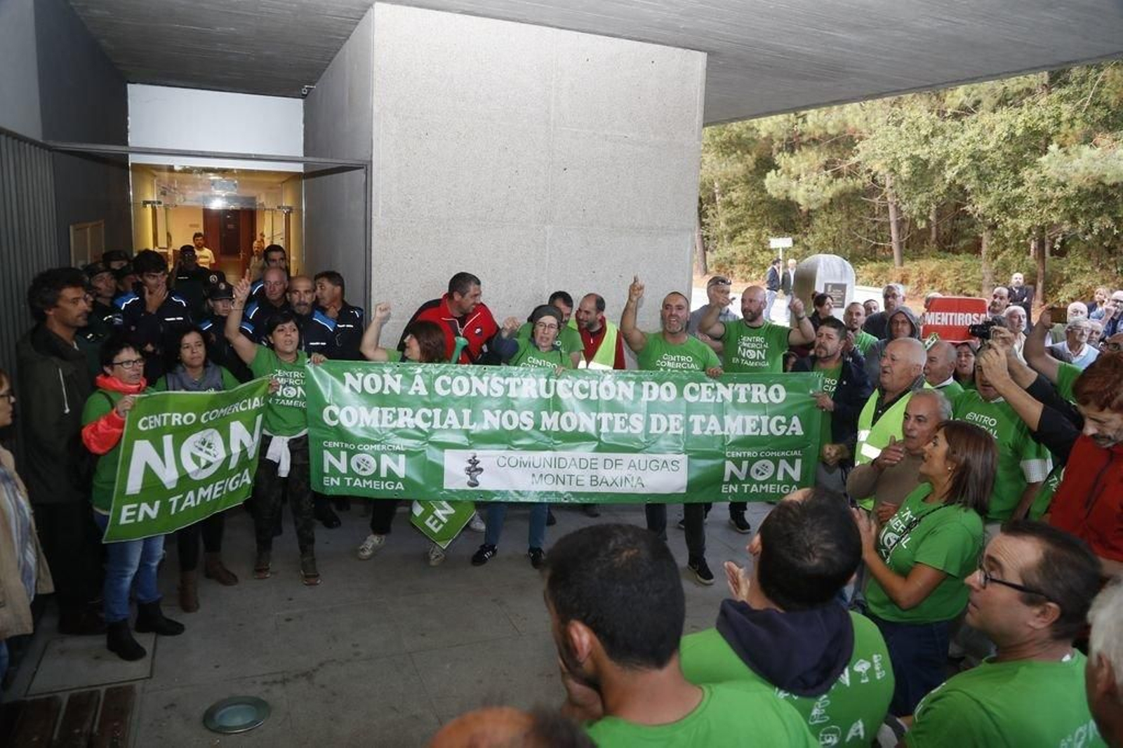 Decenas de vecinos de Tameiga protestaron el pasado martes a las puertas del Multiusos de Mos.