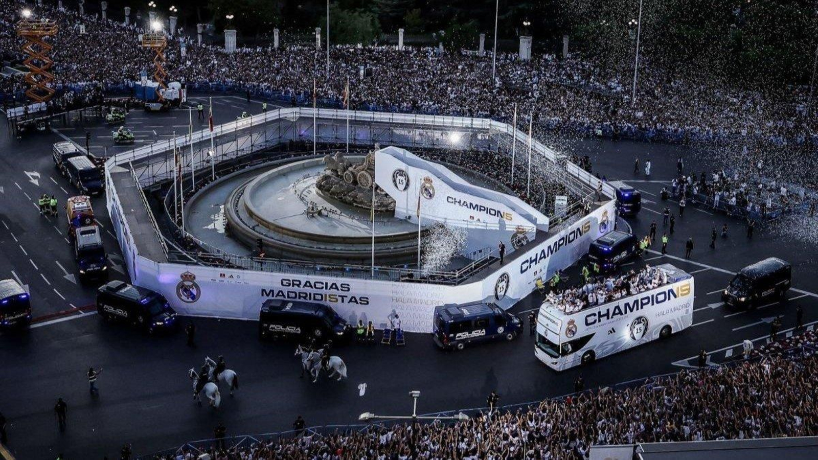 Miles de personas se apostaron en la plaza de Cibeles para ver a sus ídolos.
