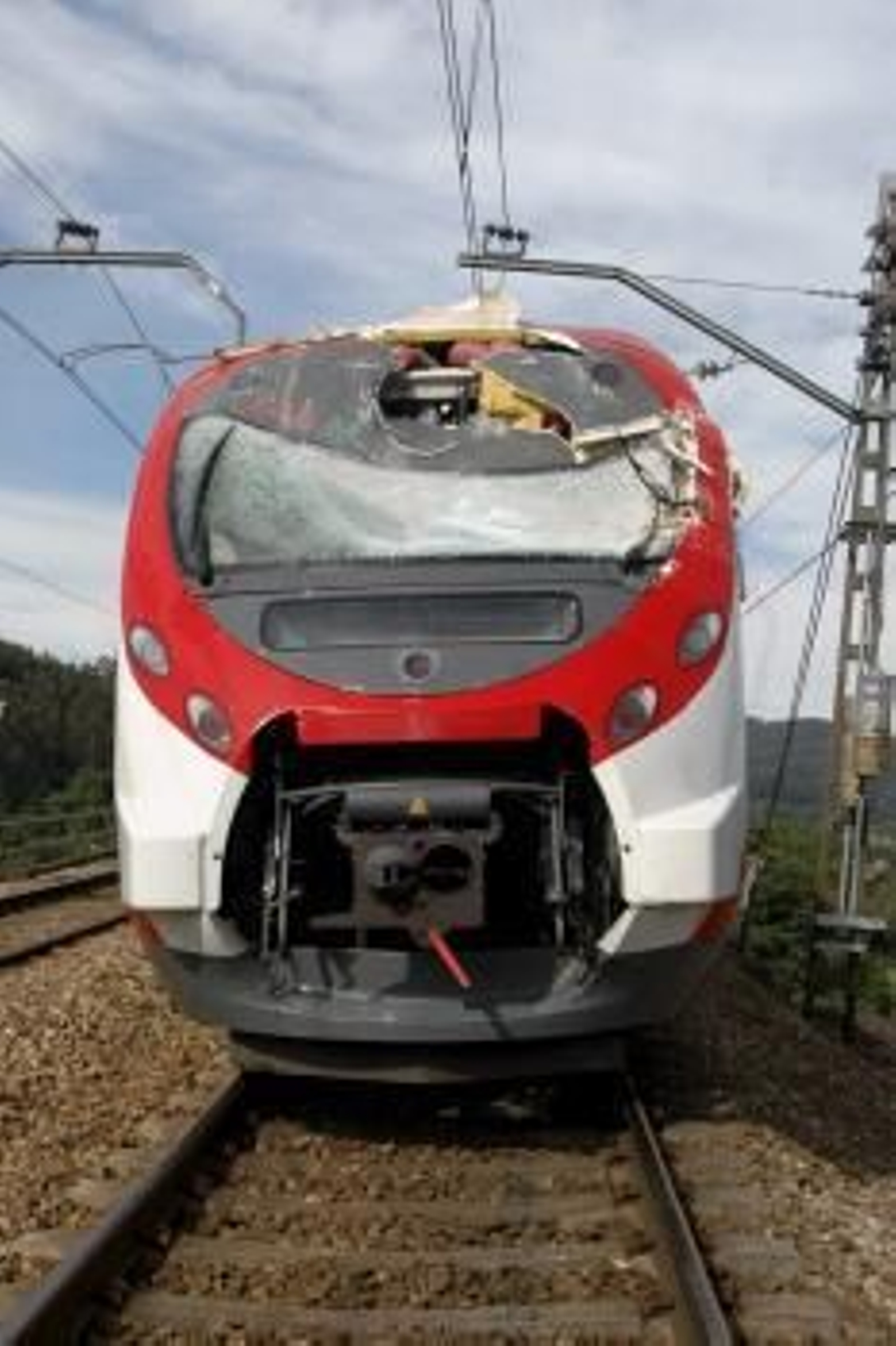 Ttren de cercanías de Renfe que colisionó con dos árboles colocados en la vía a su llegada a la estación de Serin, en Gijón