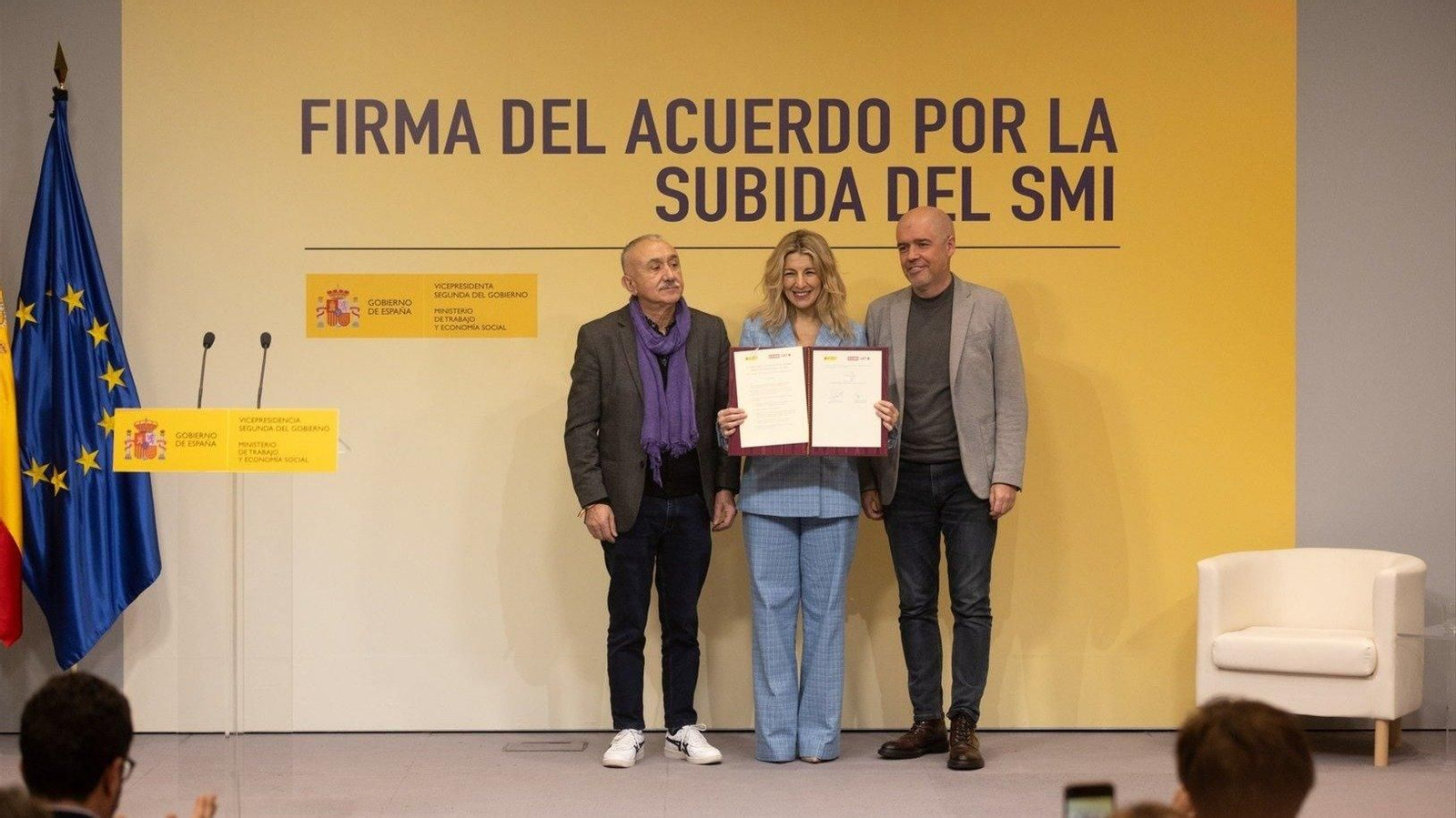 Yolanda Díaz y los sindicatos en la firma de la subida del SMI el pasado enero. // E.P.