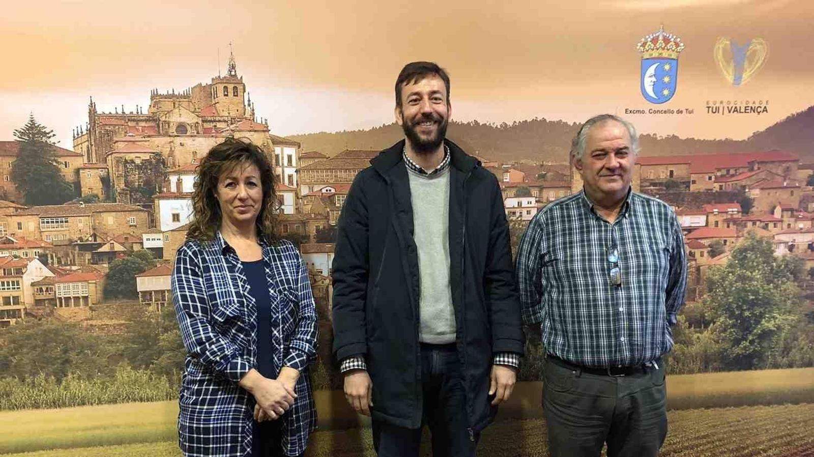 El alcalde Vázquez Padín con el hijo de Anton Corral durante la presentación del acto.