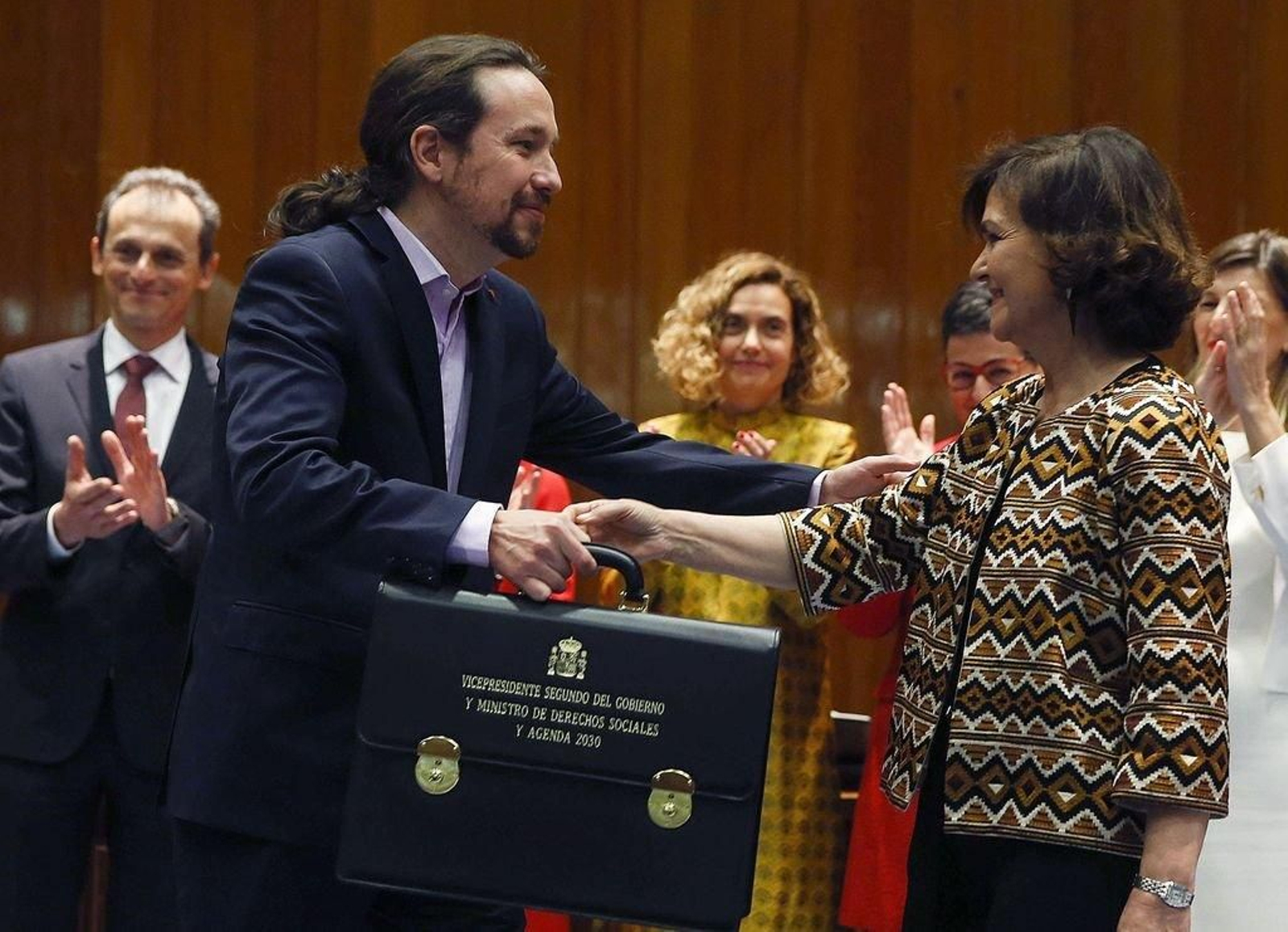 Iglesias recibe la cartera ministerial de manos de Carmen Calvo.