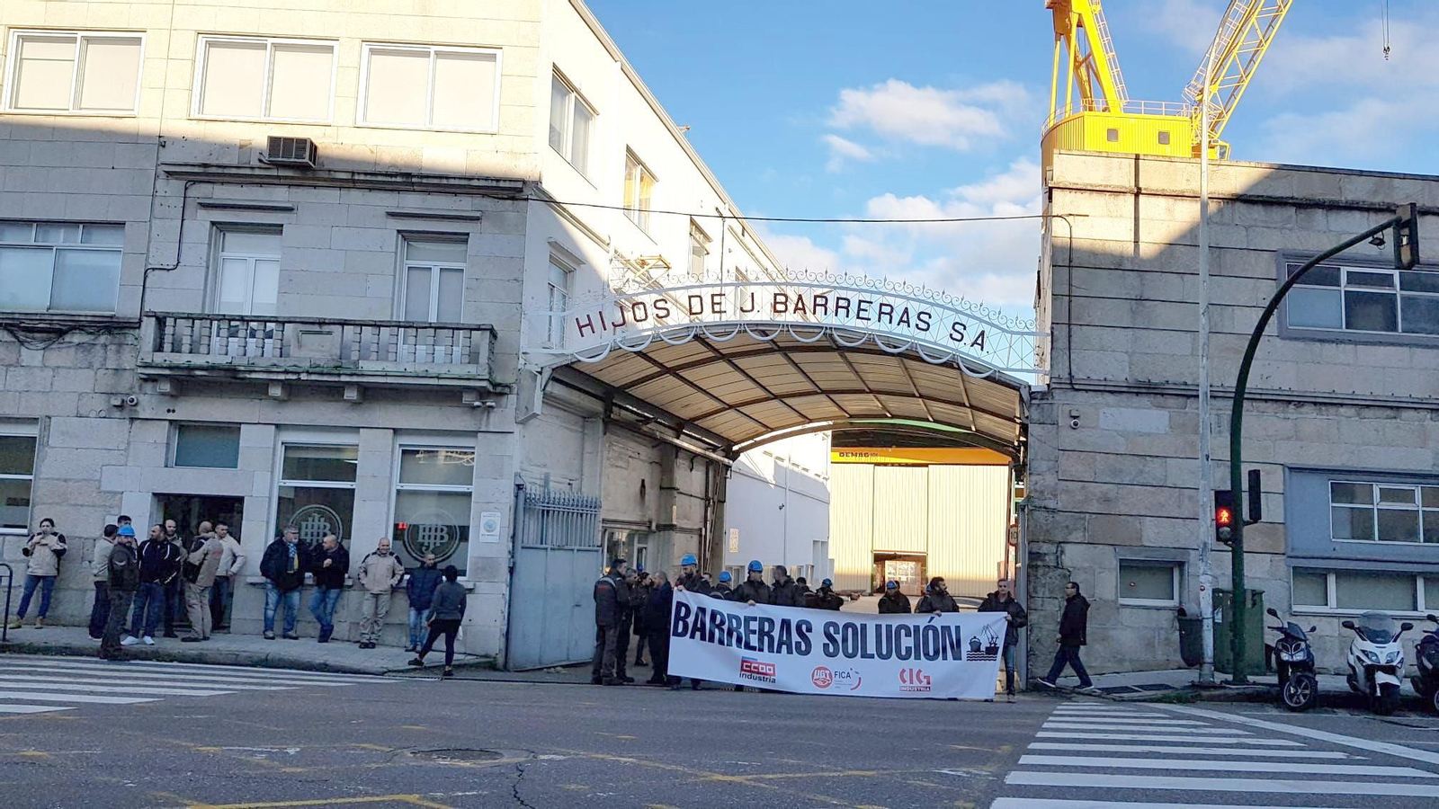 Los trabajadores de Barreras concentrados a las puertas del astillero este lunes.