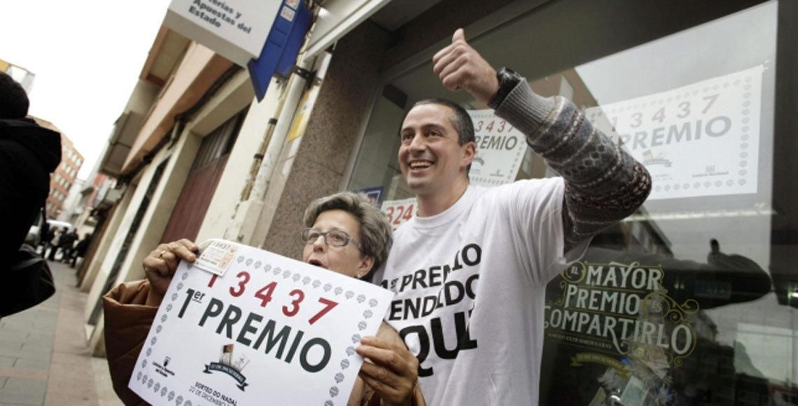 Los responsables de una de las administraciones de Lotería donde se vendió el Gordo.