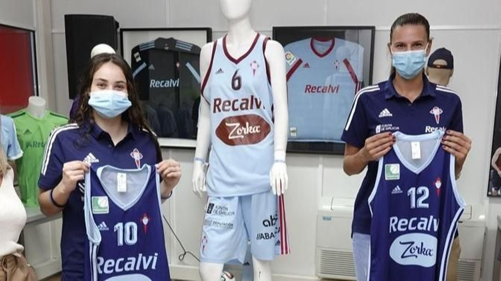 Florencia Niski y Maja Stamenkovic posan con dos directivos del Celta Zorka Recalvi.