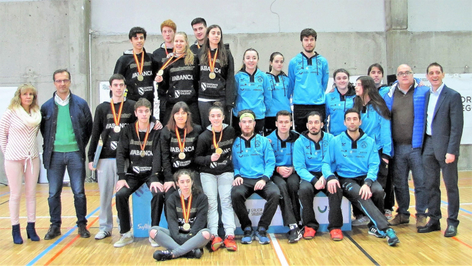 Los jugadores de los equipos de A Estrada y As Neves posan con las autoridades, ayer en el pabellón municipal de Baiona.