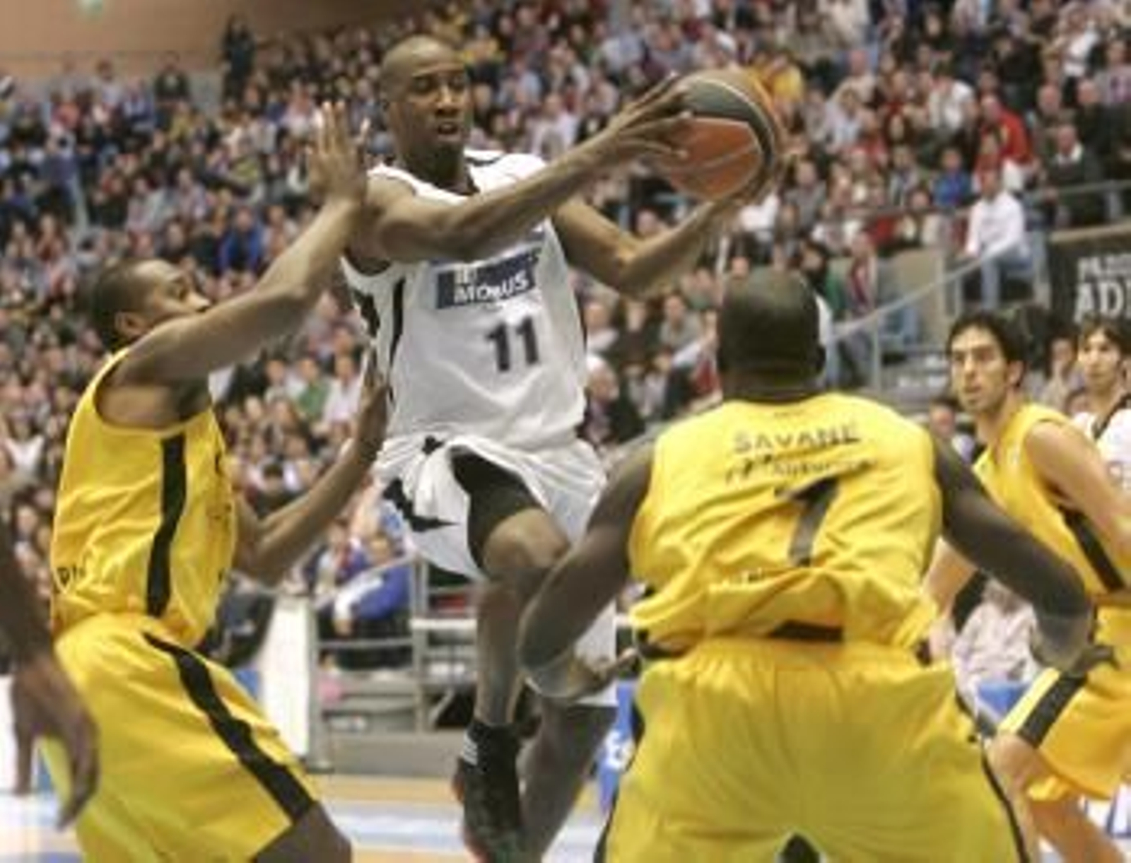 El base beliceño del Blusens Monbus Milt Palacio (2i) entra a canasta ante los jugadores del Gran Canaria 2014 Zabian Dowdell (Foto: EFE)
