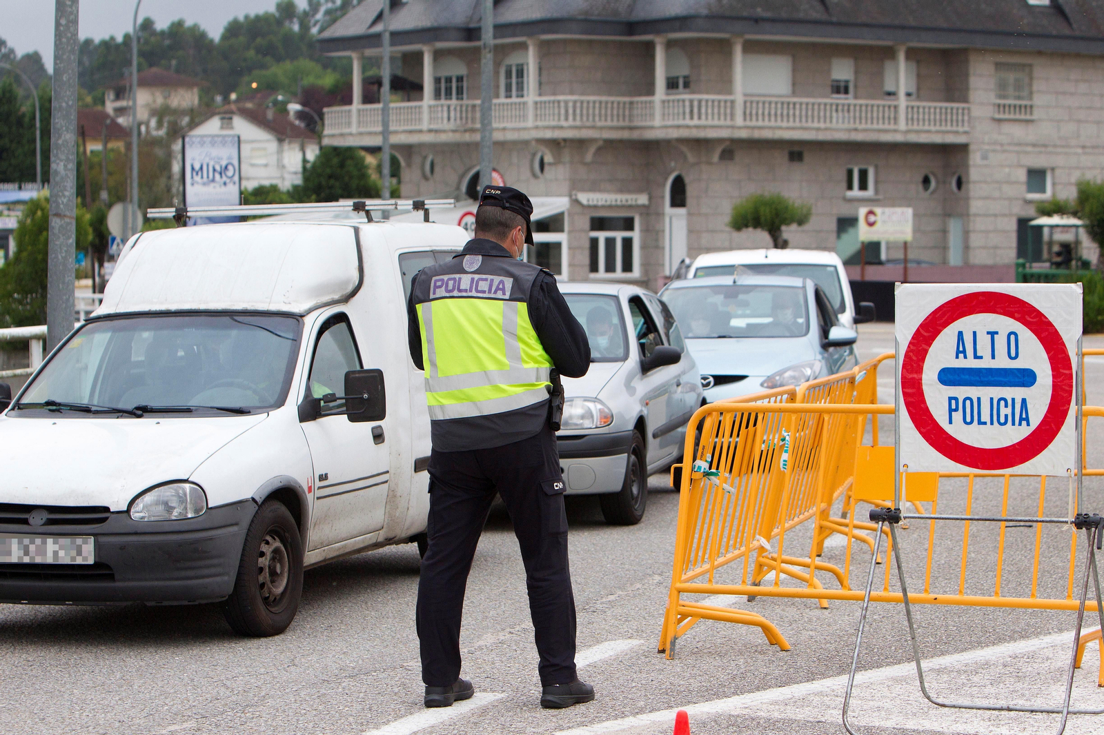 Miembros de la policía vigilan el paso en la frontera con Portugal en la localidad de Salvatierra do Miño, en Pontevedra