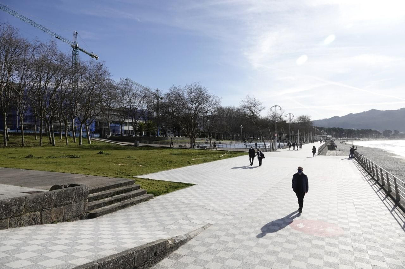 Fin de año con tiempo de verano en Vigo. Playa de Samil. // Vicente Alonso