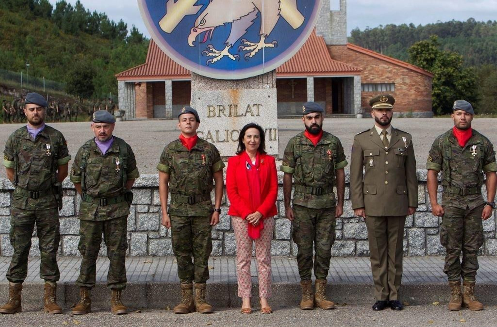 La ministra de Defensa en funciones con los militares condecorados ayer en Figueirido,