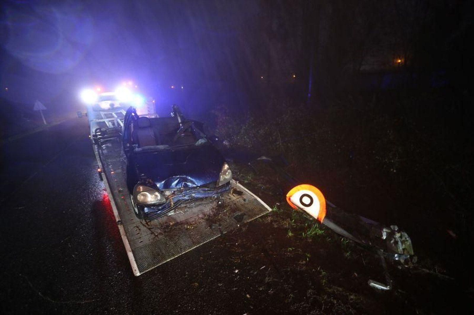 Herida al quedar atrapada en su vehículo tras colisionar contra un poste de la luz en Mos // Alberte