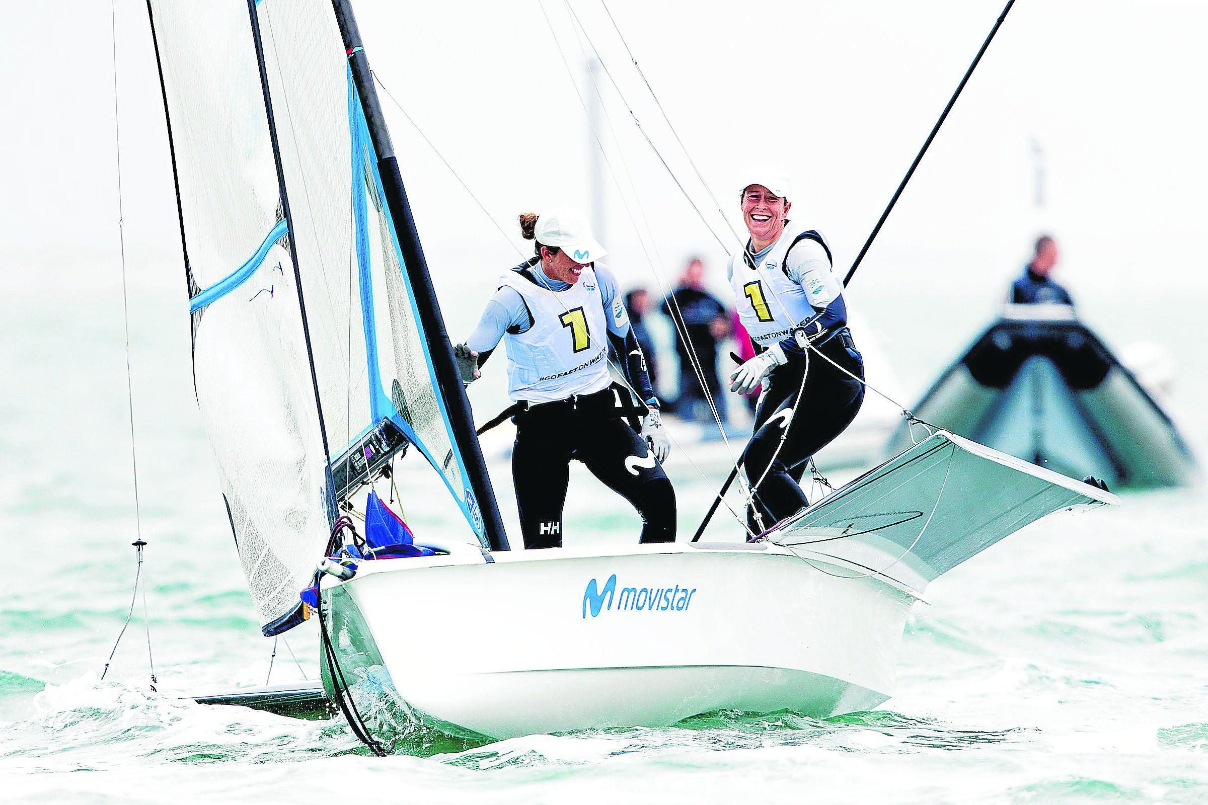 Echegoyen (d.) celebra el título mundial junto a su compañera Barceló.
