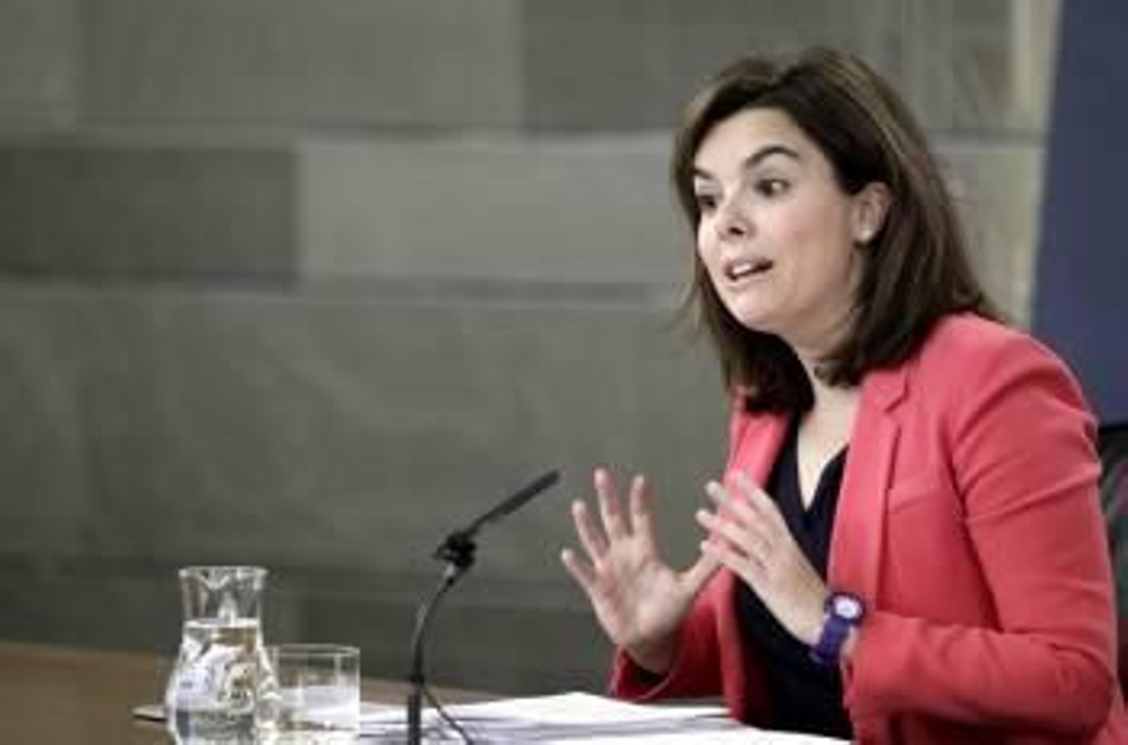 La vicepresidenta del Gobierno, Soraya Sáenz de Santamaria, tras el Consejo de Ministros. (Foto: ZIPI)