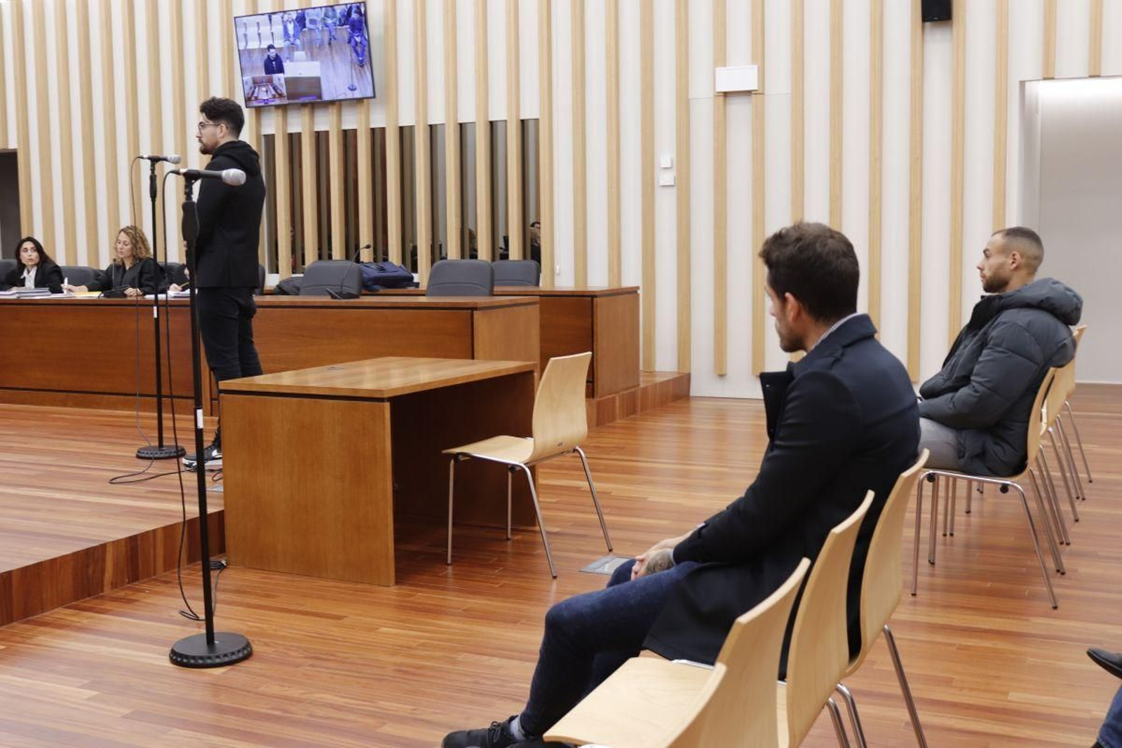 Los dos acusados, en el banquillo de la macrosala de la Cidade da Xustiza.