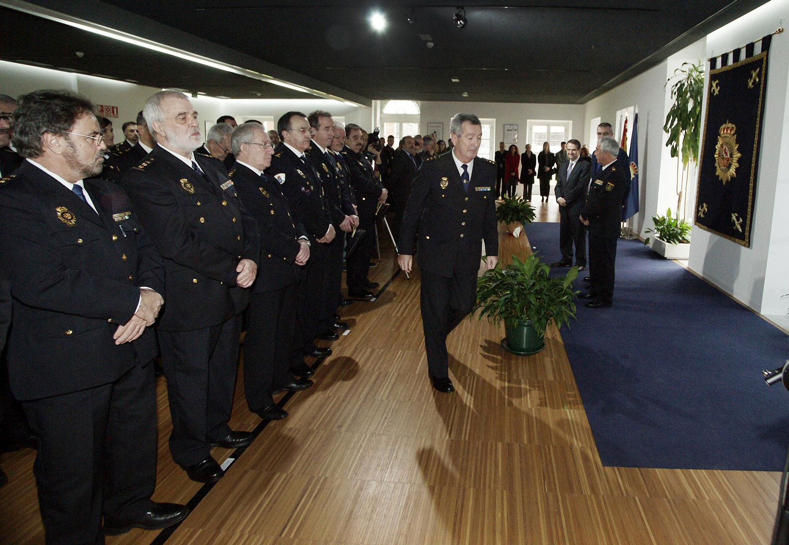Manuel Teijeiro, en el centro, en el acto de toma de posesión ayer en la Comisaría de Vigo.