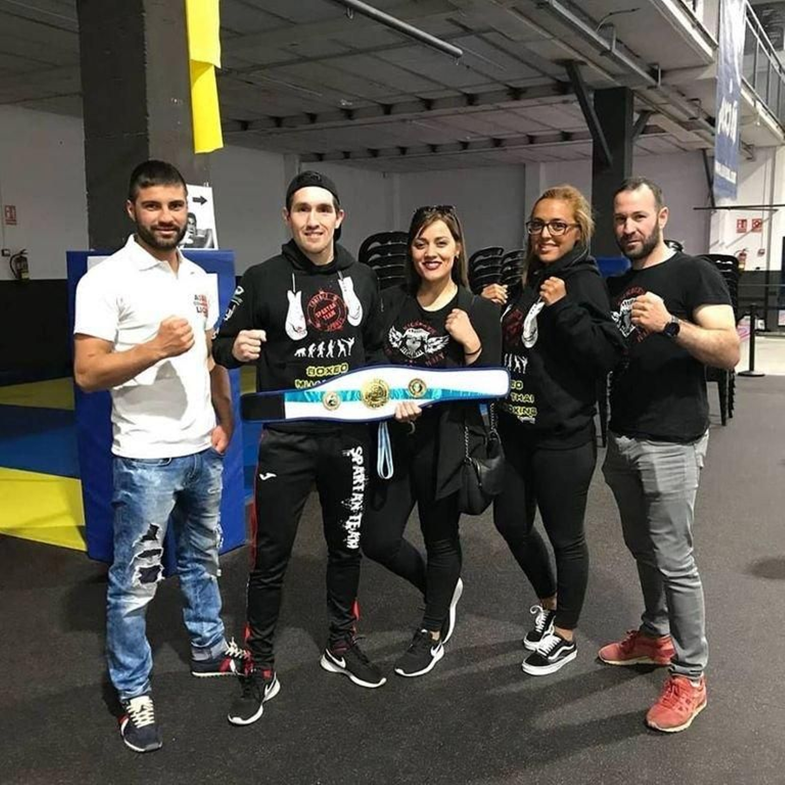 Carlos López, del Spartan, posa con su cinturón.