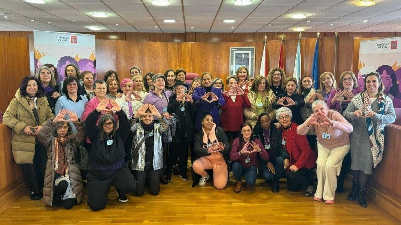 Las participantes del Consello Municipal da Muller al finalizar el pleno extraordinario.