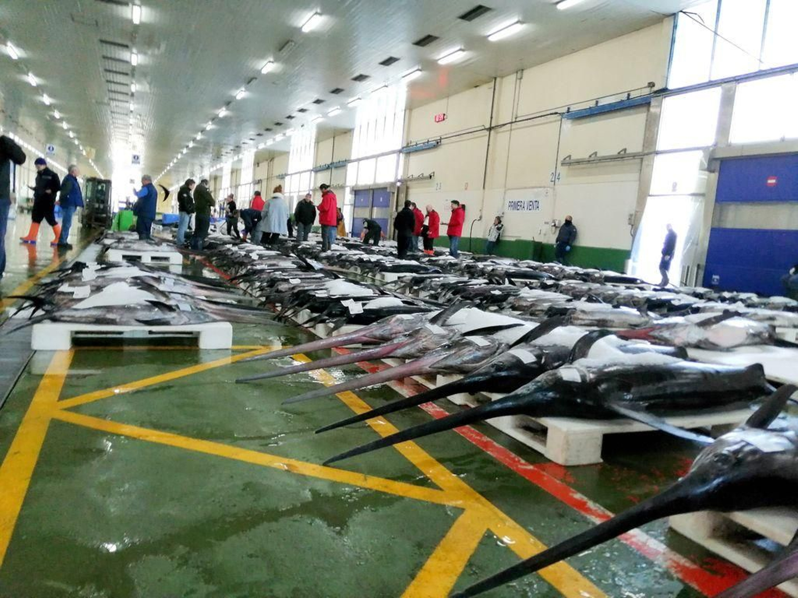 En Guixar operaron hasta tres grandes buques portacontenedores. En O Berbés, con múltiples controles, también siguió la subasta con cierta normalidad.