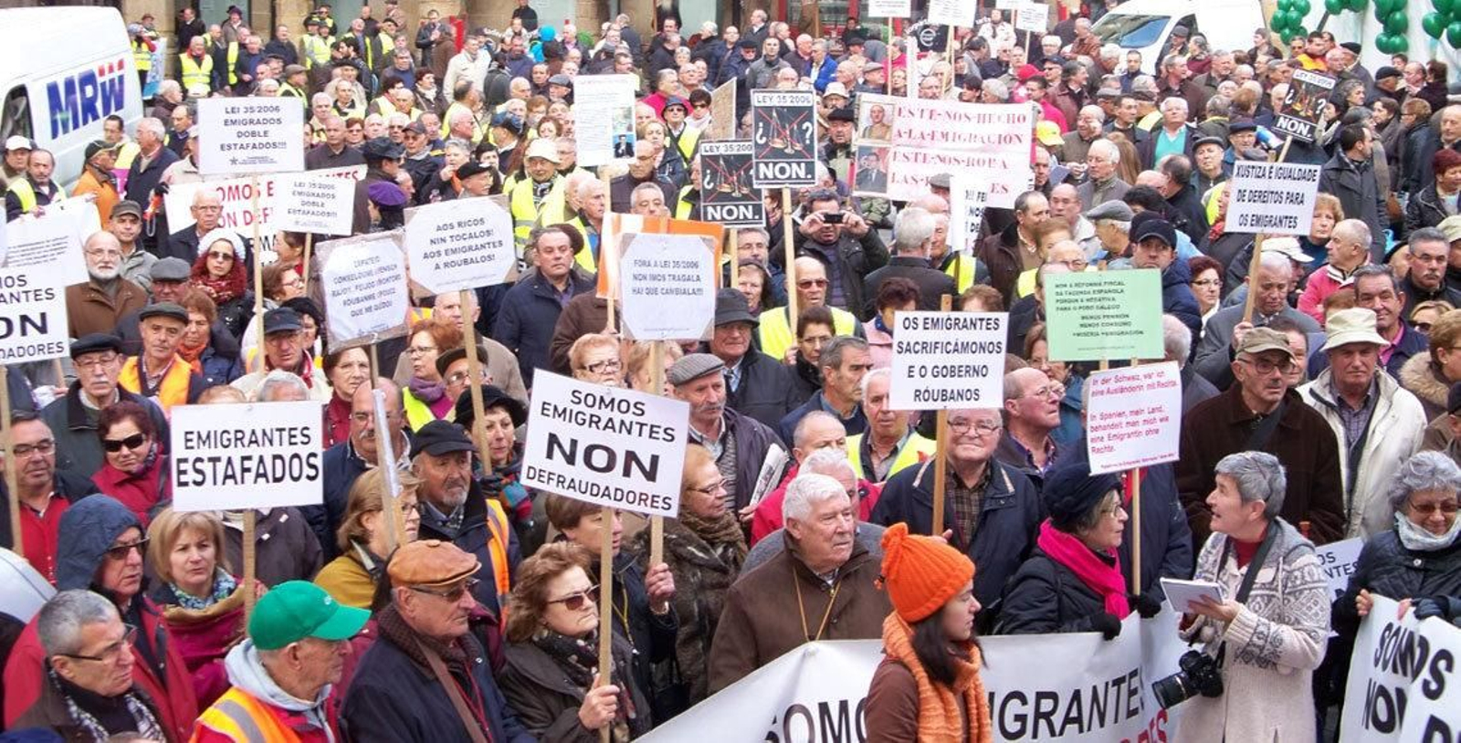 Los emigrantes retornados llegados de toda Galicia a las puertas del Ayuntamiento de Ourense.
