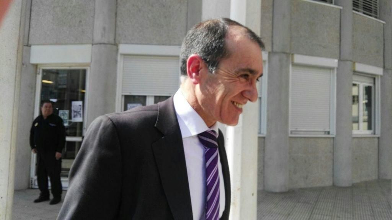 Nelson Santos Argibay saliendo ayer del juicio en Pontevedra