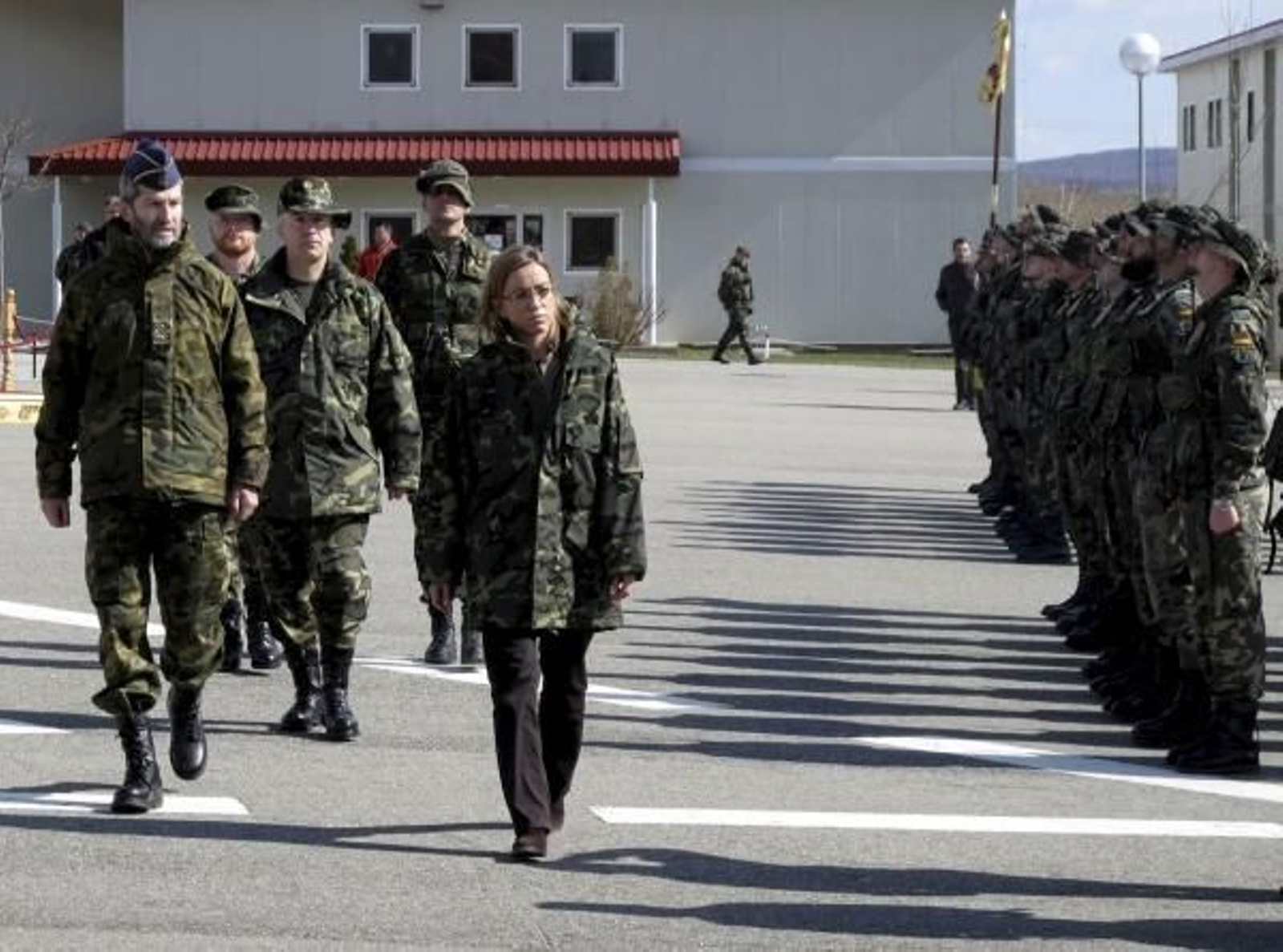 Chacón durante su visita a la 'Base España' en Kosovo. (Foto: J.C.Ferrera)