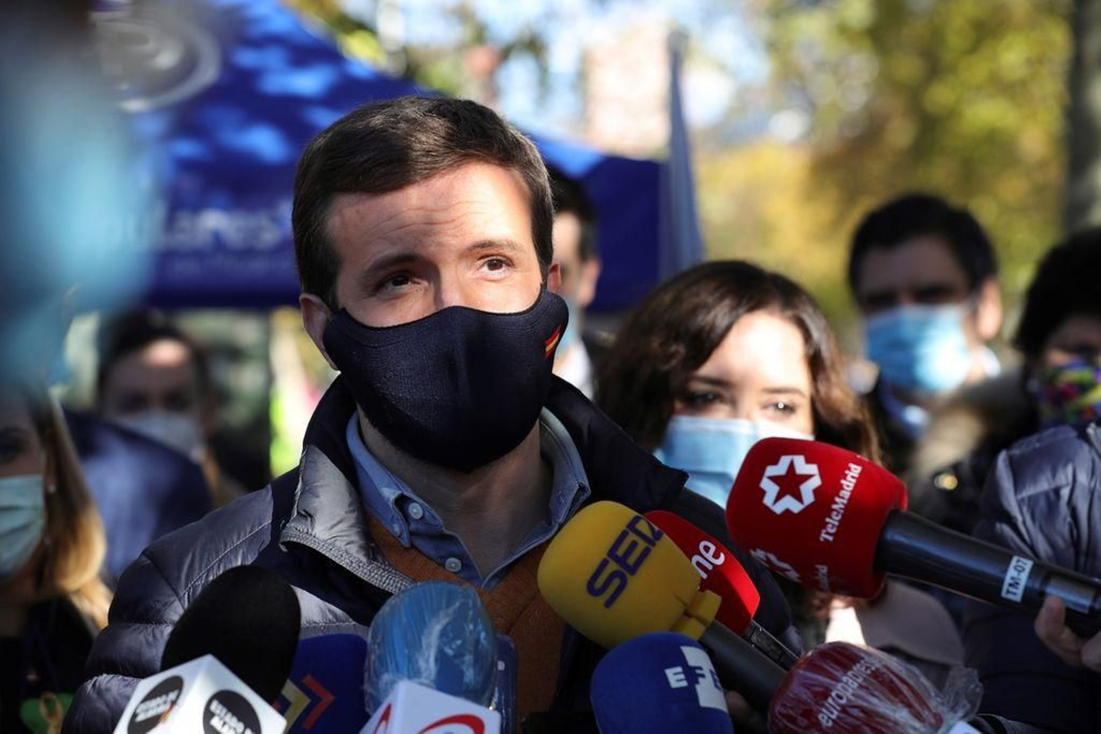 A El presidente del Partido Popular, Pablo Casado, atiende a los medios acompañado por Díaz Ayuso.