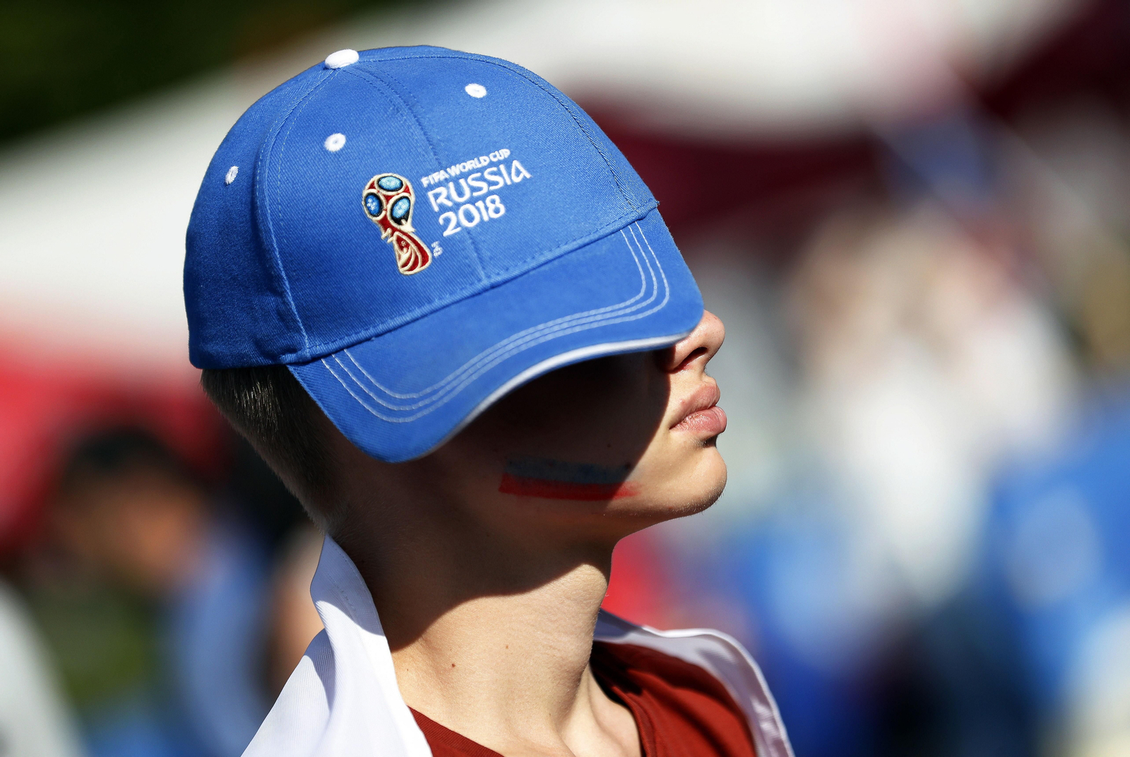 Un joven aficionado de la selección rusa sigue el partido contra Uruguay.