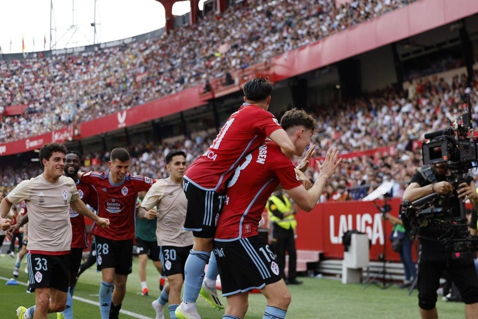 Jorgen Strand Larsen muestra sus diez dedos a la cámara tras marcar el pasado domingo en el Sánchez Pizjuán.